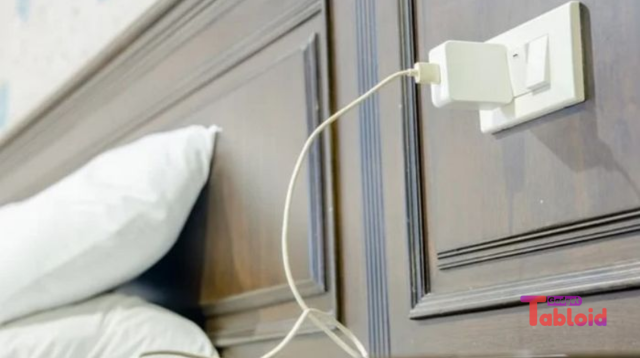 3 Risiko Membiarkan Charger Terpasang di Colokan Listrik